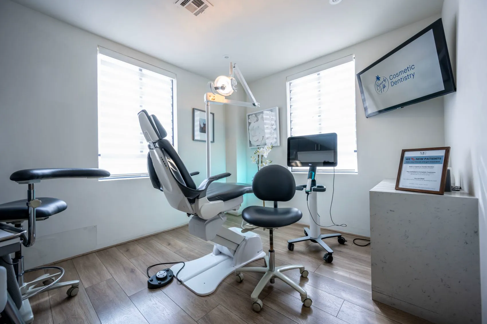The consultation room with a screen for X-rays